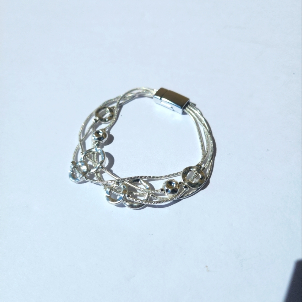 Woman's Simple Hammered Ball & Hollow Circles Sliver Magnetic Bracelet - Picture 2 of 7